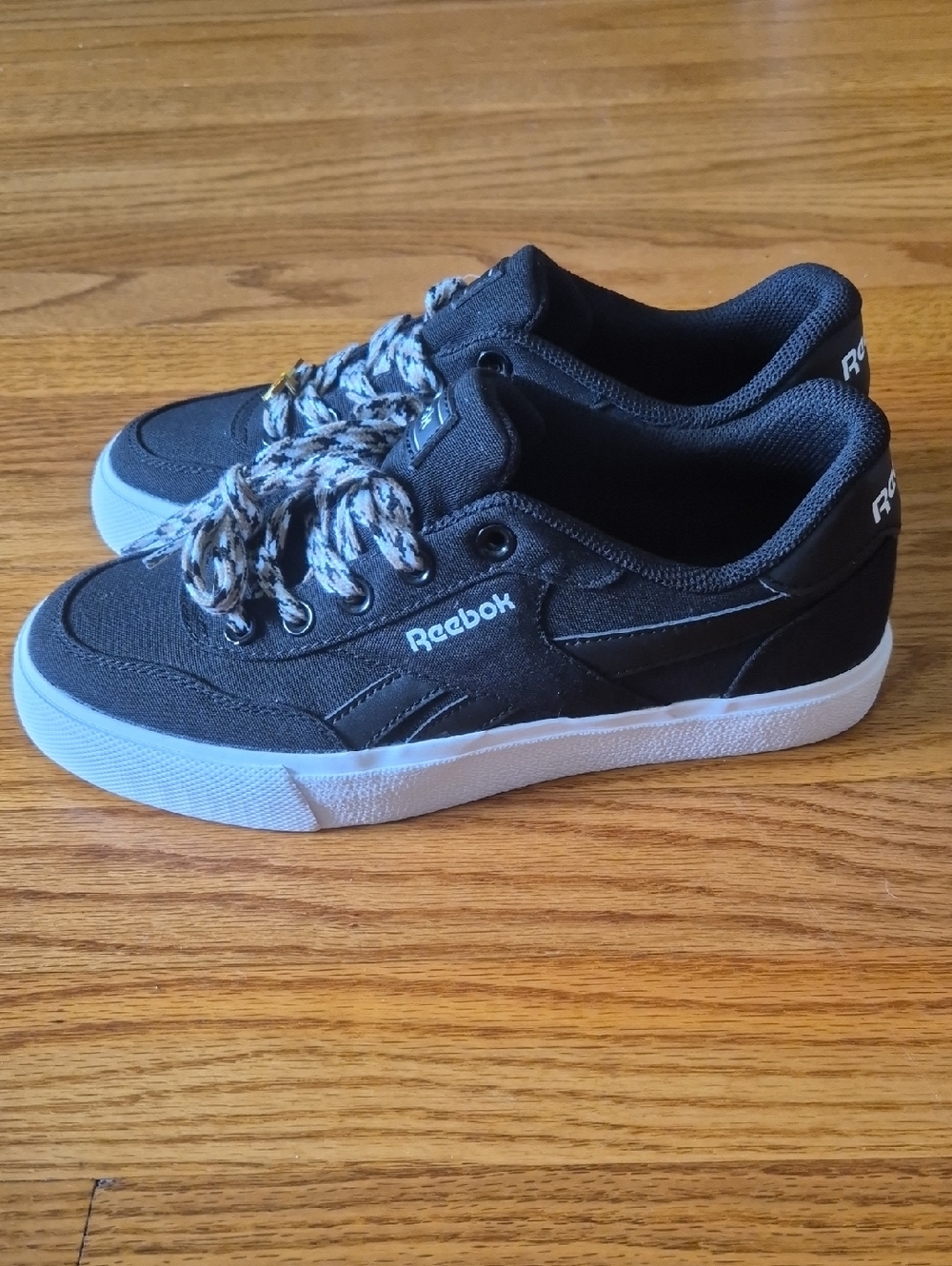 Reebok Women's Black Low-Top Canvas Sneakers, size 7 NWOB